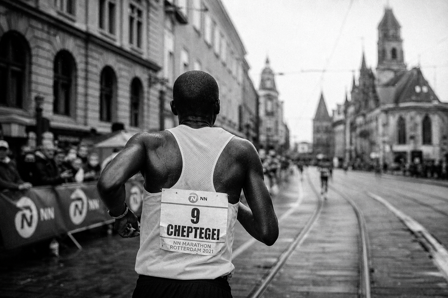 Un coureur en marathon vu de dos dans une rue européenne